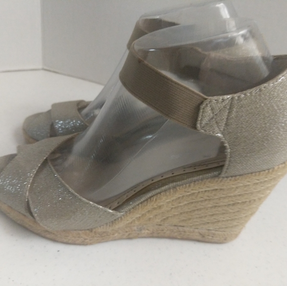 Adrienne Vittadini Gold Metallic Wedge 4" Heel Chris's Cross ShoeJute Heel 7.5 - Picture 9 of 14